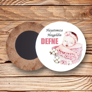 Pembe Sepette Uyuyan Bebek Temalı Daire Ahşap Magnet