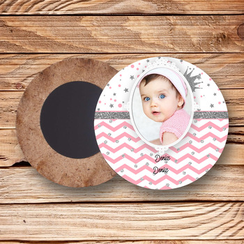 Pembe Zeminli Simli Gümüş Taç Temalı Resimli Ahşap Daire Magnet