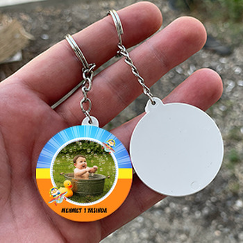 Penguen ile Planör Temalı Resimli Daire Plastik Anahtarlık