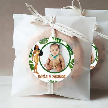 Pocahontas ile Tropikal Yapraklar Temalı Sticker