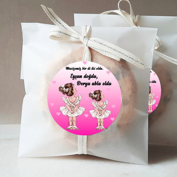 Puantiyeli Elbiseli Kız Kardeşler ile Pembe Kalpli Fon Temalı Sticker
