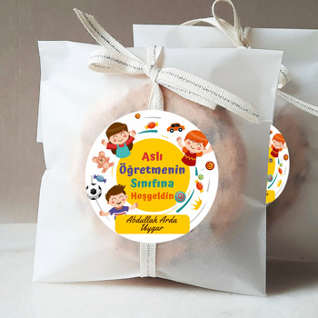 Sarı Fonda Neşeli Çocuklar Temalı Sticker