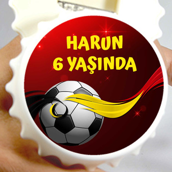 Sarı Kırmızı Çizgiler ile Futbol Topu Kırmızı Fon Temalı Kapak Şekilli Magnet Açacak