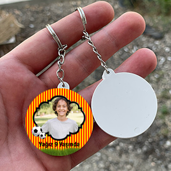 Sarı Kırmızı Çizgili Futbol Topu Temalı Daire Plastik Doğum Günü Anahtarlık