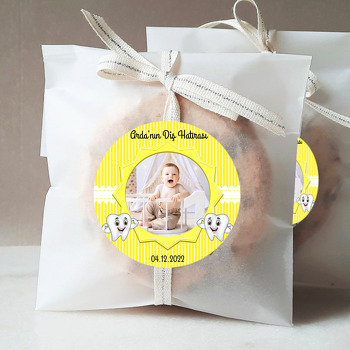 Sevimli Diş ile Sarı Çizgili Fon Temalı Sticker