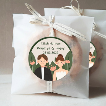 Sevimli Gelin Damat ile Uzun Yeşil Yapraklar Temalı Sticker