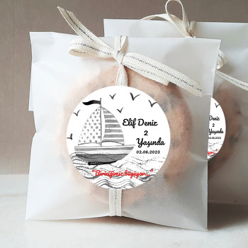 Siyah Beyaz Puantiye ile Çizgili Yelkenli Gemi ve Martılar Temalı Sticker