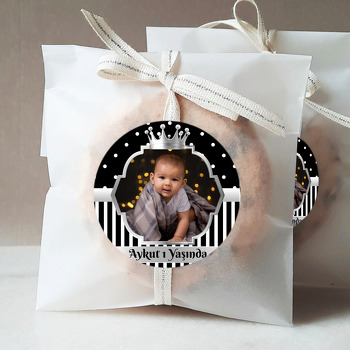 Siyah Beyaz Puantiye ile Gümüş Çerçeve Temalı Sticker