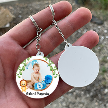 Soft Tonlarda Aslan Temalı Daire Plastik Doğum Günü Anahtarlık