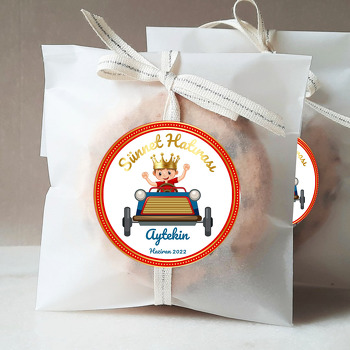 Taçlı ve Arabalı Sünnet Çocuğu ile Kırmızı Çerçeve Temalı Sticker