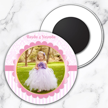 Toz Pembe Damask ve Kurdele Temalı Resimli Daire Plastik Magnet