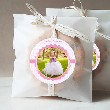 Toz Pembe Damask ve Kurdele Temalı Resimli Sticker