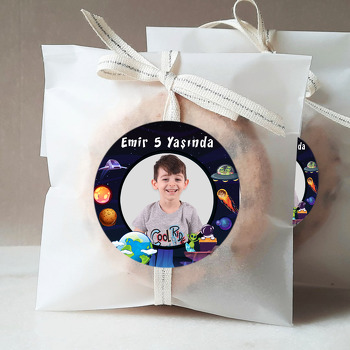 Uzayda Uzaylı ve Astronot Temalı Resimli Sticker