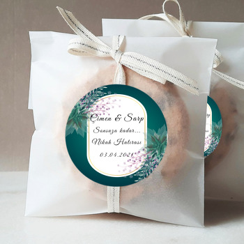 Yeşil Fon ve Çiçekler Oval Çerçeve Temalı Sticker